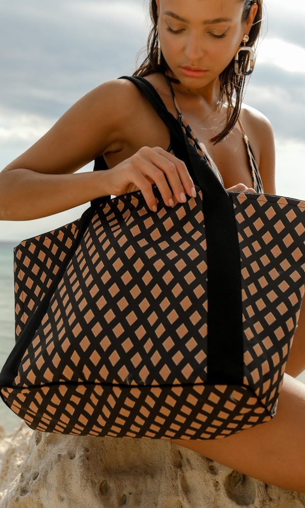 S21-SP06-rhombus-print-beach-bag-dolce-domenica